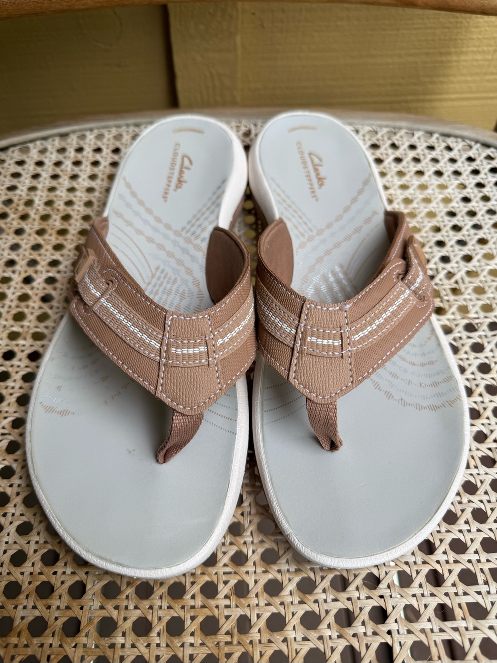 Clarks Cloudsteppers Sandals Womens size 10 Taupe Flip Flops